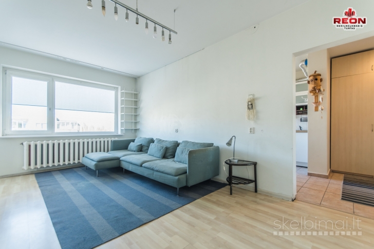 PARDUODAMAS 3 KAMBARIŲ BUTAS APSUPTAS MOKYMO, VALSTYBINIŲ ĮSTAIGŲ IR PARDUOT