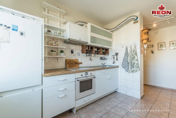 PARDUODAMAS 3 KAMBARIŲ BUTAS APSUPTAS MOKYMO, VALSTYBINIŲ ĮSTAIGŲ IR PARDUOT