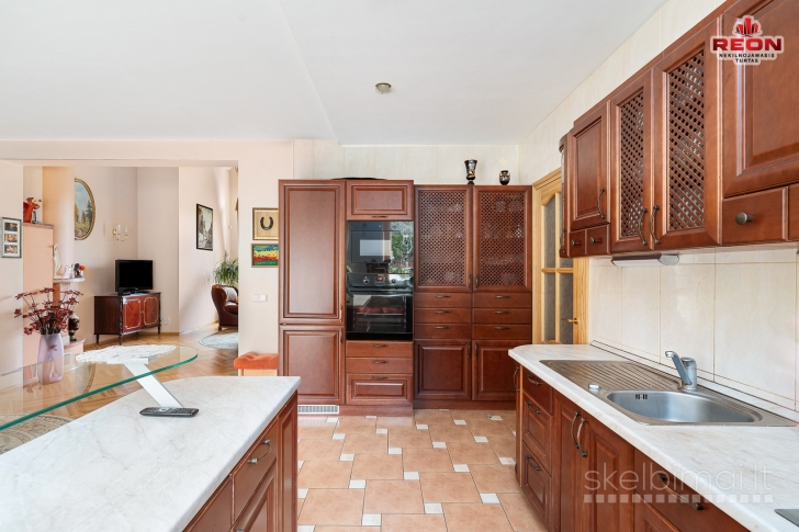 LABAI KOKYBIŠKAS VIENO AUKŠTO NAMAS SU MANSARDA, RŪSIU, DIDELIAME SKLYPE, ITI