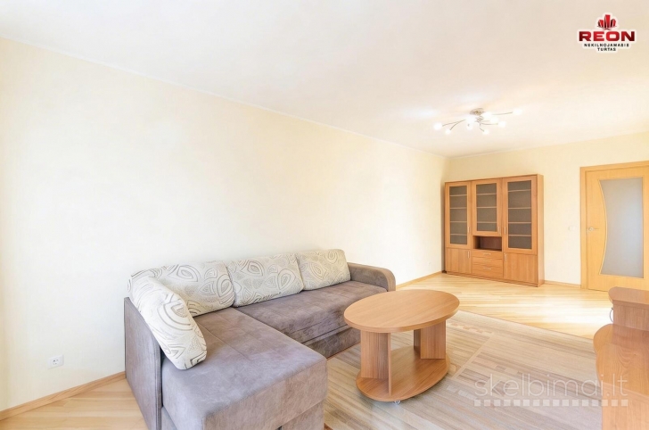 ŠVIESUS DVIEJŲ KAMBARIŲ BUTAS SU PARKAVIMO VIETOMIS UŽDARAME KIEME ŠNIPIŠK