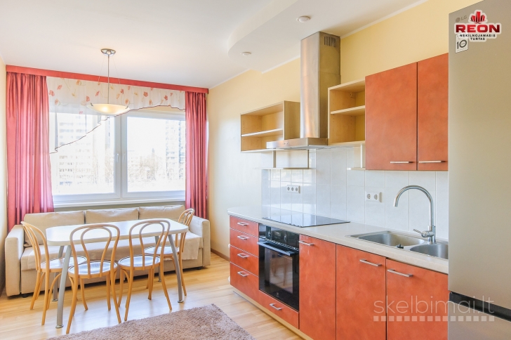 ŠVIESUS DVIEJŲ KAMBARIŲ BUTAS SU PARKAVIMO VIETOMIS UŽDARAME KIEME ŠNIPIŠK