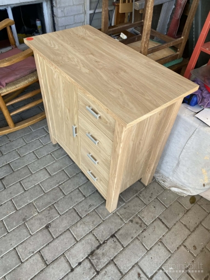 Šviesios medinės spintelės