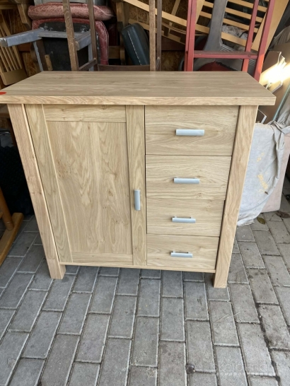 Šviesios medinės spintelės