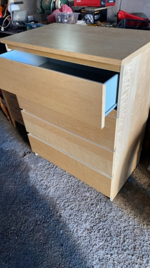 Šviesios medinės spintelės