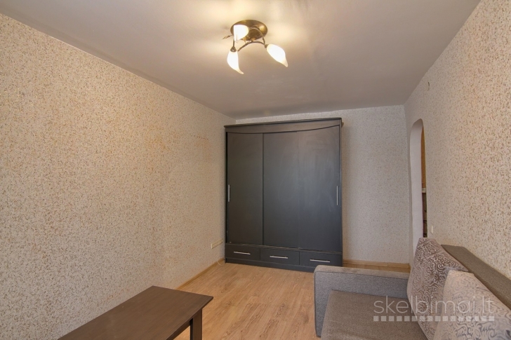 Parduodamas 2-ame aukšte renovuotame name 2-jų kambarių butas