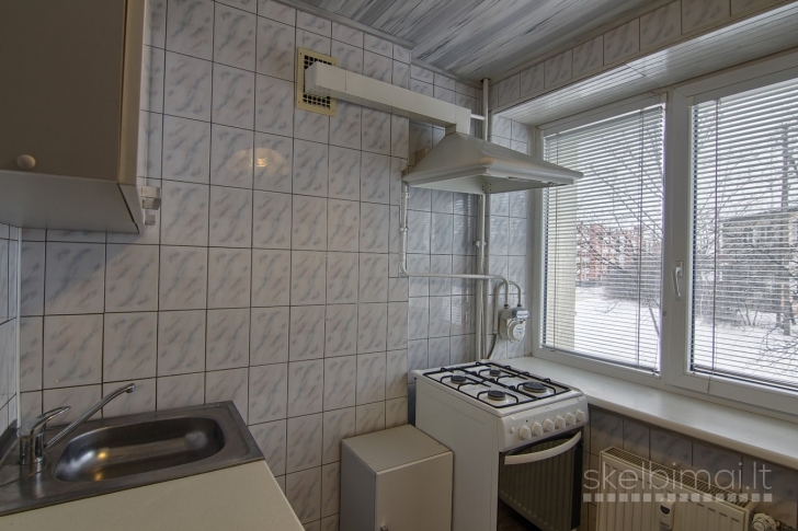 Parduodamas 2-ame aukšte renovuotame name 2-jų kambarių butas