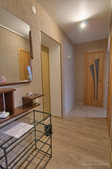Parduodamas 2-ame aukšte renovuotame name 2-jų kambarių butas