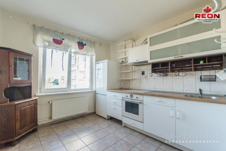 PARDUODAMAS 3 KAMBARIŲ BUTAS APSUPTAS MOKYMO, VALSTYBINIŲ ĮSTAIGŲ IR PARDUOT