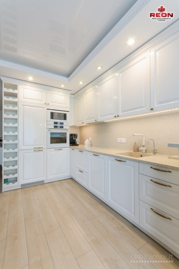 ERDVUS, JAUKUS IR KOKYBIŠKAI ĮRENGTAS KETURIŲ KAMBARIŲ BUTAS.