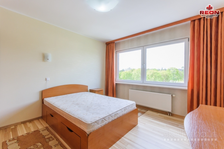 ŠVIESUS DVIEJŲ KAMBARIŲ BUTAS SU PARKAVIMO VIETOMIS UŽDARAME KIEME ŠNIPIŠK