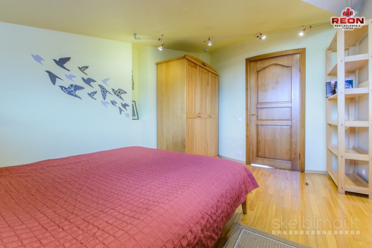 ERDVUS KETURIŲ KAMBARIŲ „NAMAS NAME“, VILNIAUS MIESTO CENTRE!