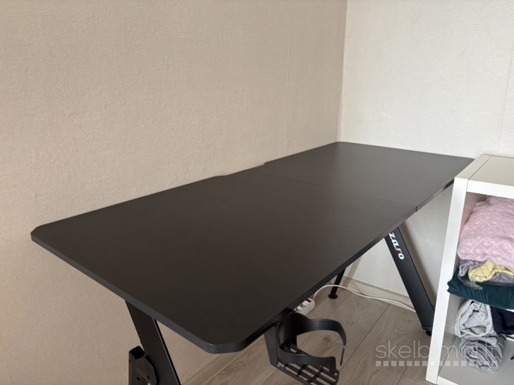 Rašomas stalas "Huzaro"