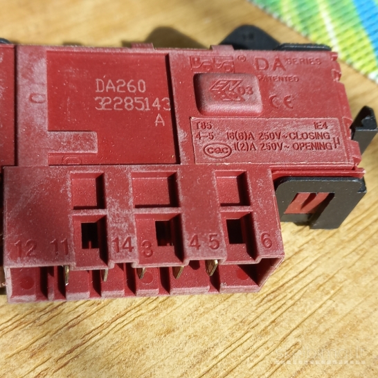 Skalbimo mašinos durų užraktas