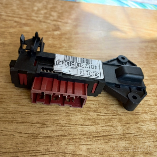 Skalbimo mašinos durų užraktas