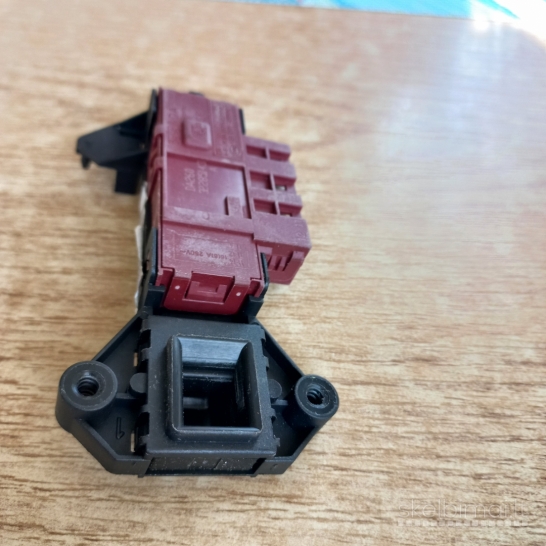 Skalbimo mašinos durų užraktas