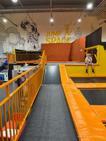 Parduodama batutų parko įranga – 1100 m² pilnas komplektas