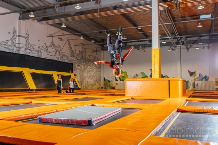 Parduodama batutų parko įranga – 1100 m² pilnas komplektas