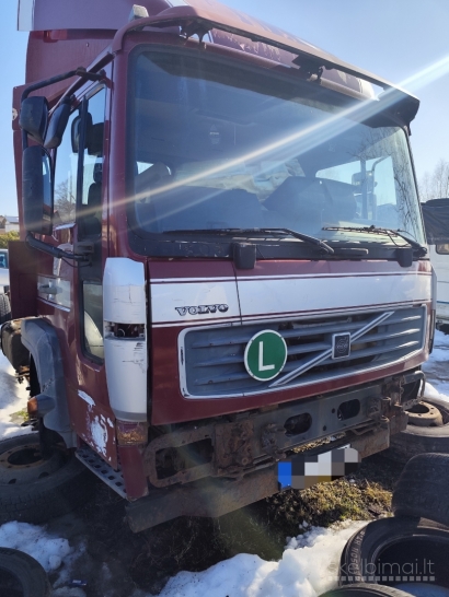 VOLVO FL220 ir MAN TGL8.180 dalimis
