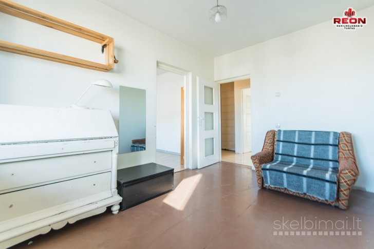 PARDUODAMAS 3 KAMBARIŲ BUTAS APSUPTAS MOKYMO, VALSTYBINIŲ ĮSTAIGŲ IR PARDUOT