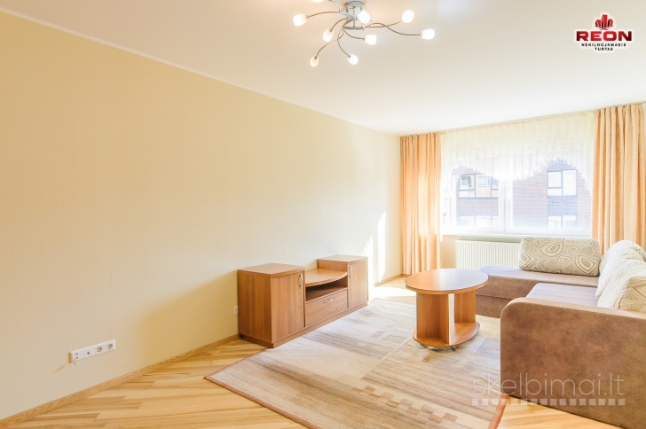 ŠVIESUS DVIEJŲ KAMBARIŲ BUTAS SU PARKAVIMO VIETOMIS UŽDARAME KIEME ŠNIPIŠK