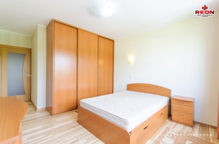 ŠVIESUS DVIEJŲ KAMBARIŲ BUTAS SU PARKAVIMO VIETOMIS UŽDARAME KIEME ŠNIPIŠK