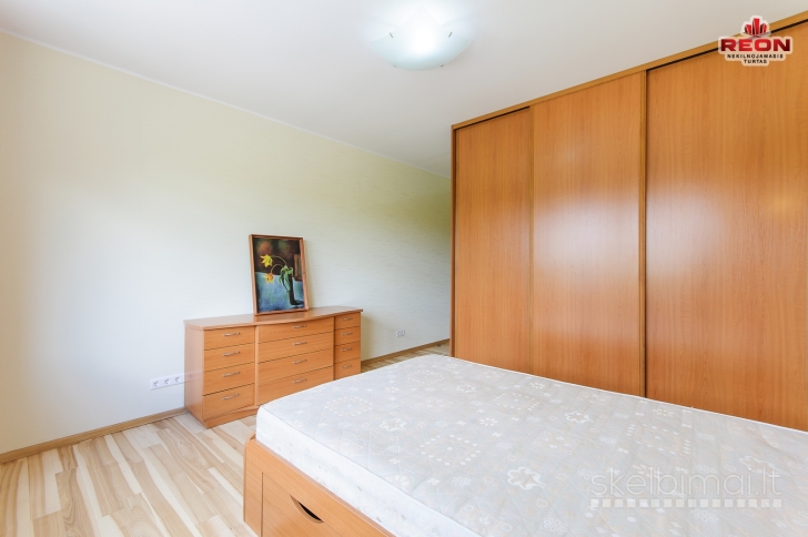 ŠVIESUS DVIEJŲ KAMBARIŲ BUTAS SU PARKAVIMO VIETOMIS UŽDARAME KIEME ŠNIPIŠK