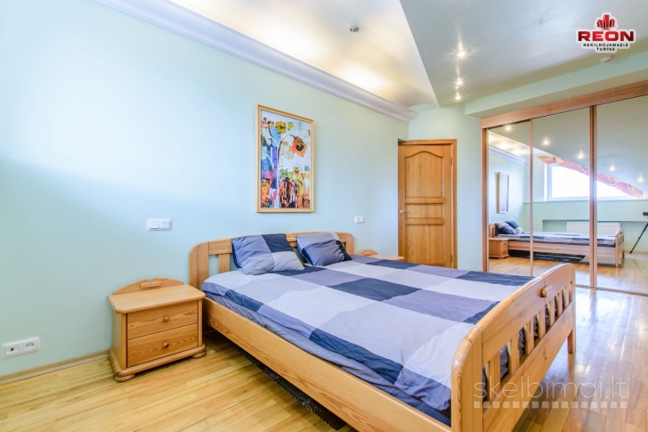 ERDVUS KETURIŲ KAMBARIŲ „NAMAS NAME“, VILNIAUS MIESTO CENTRE!