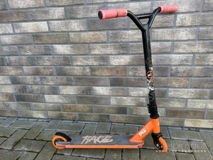 TRIUKINIS paspirtukas RACE