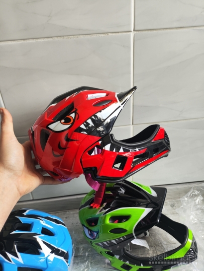 Naujas Vaikiškas Šalmas motociklui dviračiui vaikams su smakro apsauga