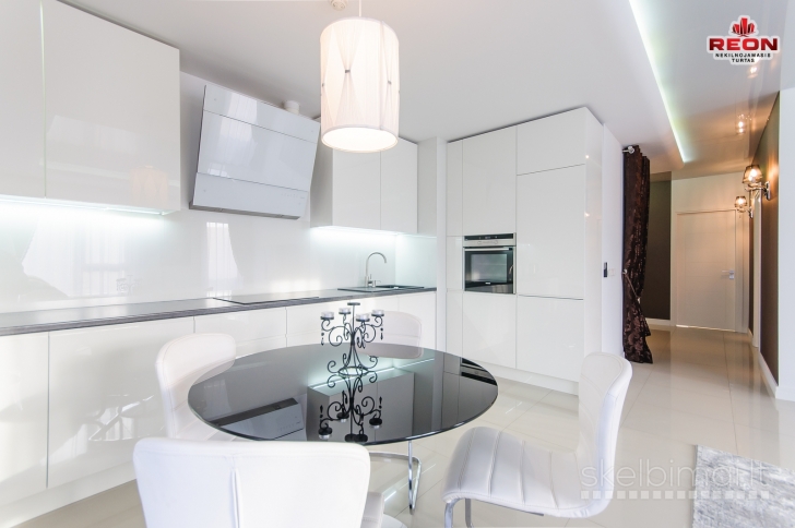  TRIJŲ KAMBARIŲ BUTAS "EGLIŲ TERASOSE" SU VIETA POŽEMINĖJE AIKŠTELĖJE! U