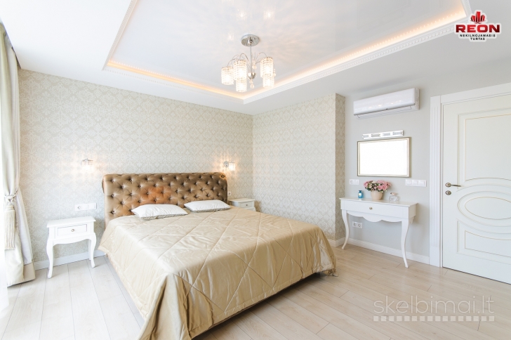 ERDVUS, JAUKUS IR KOKYBIŠKAI ĮRENGTAS KETURIŲ KAMBARIŲ BUTAS.