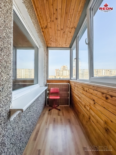 PARDUODAMAS 3 KAMBARIŲ BUTAS APSUPTAS MOKYMO, VALSTYBINIŲ ĮSTAIGŲ IR PARDUOT