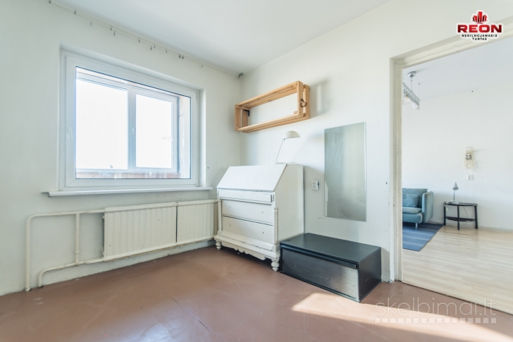 PARDUODAMAS 3 KAMBARIŲ BUTAS APSUPTAS MOKYMO, VALSTYBINIŲ ĮSTAIGŲ IR PARDUOT