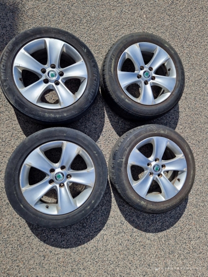 4 vnt. lieti ratlankiai Škoda R16 (5 skyles) su padangomis