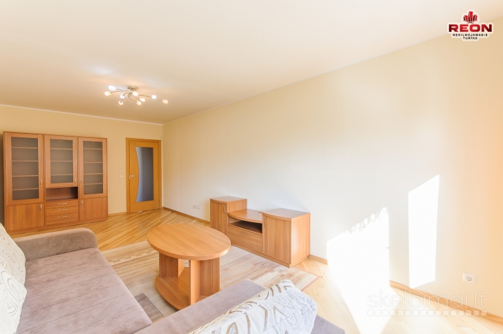 ŠVIESUS DVIEJŲ KAMBARIŲ BUTAS SU PARKAVIMO VIETOMIS UŽDARAME KIEME ŠNIPIŠK