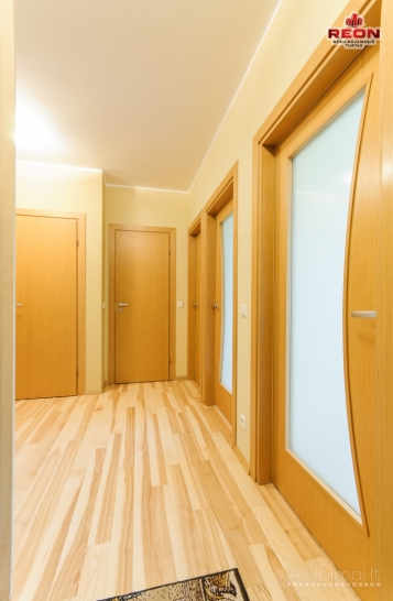 ŠVIESUS DVIEJŲ KAMBARIŲ BUTAS SU PARKAVIMO VIETOMIS UŽDARAME KIEME ŠNIPIŠK