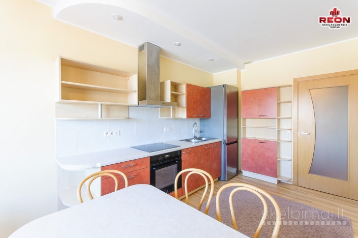 ŠVIESUS DVIEJŲ KAMBARIŲ BUTAS SU PARKAVIMO VIETOMIS UŽDARAME KIEME ŠNIPIŠK