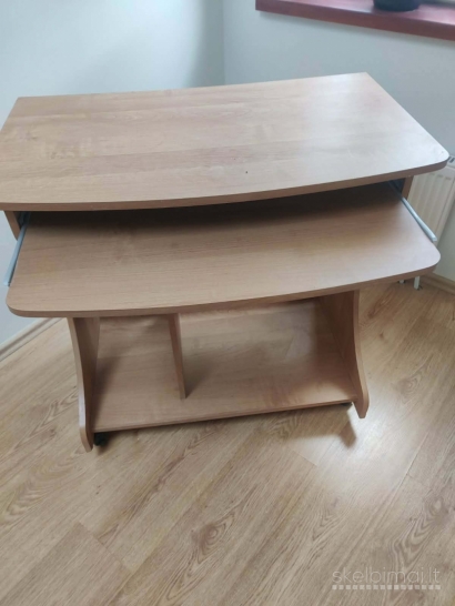 Parduodamas vaikiškas rašomasis stalas