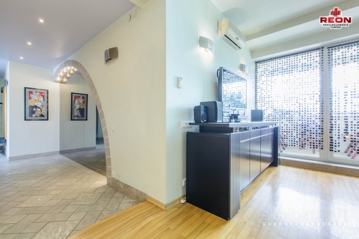 ERDVUS KETURIŲ KAMBARIŲ „NAMAS NAME“, VILNIAUS MIESTO CENTRE!