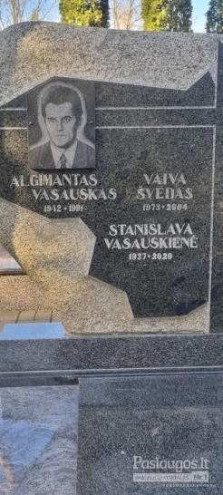 Raidžių kalimas ant paminklo Vilniuje