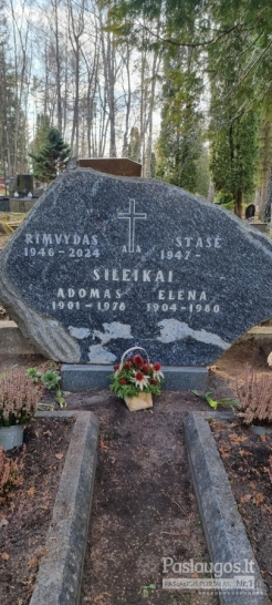 Raidžių kalimas ant paminklo Vilniuje