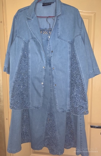 Gražus siuvinėtas džinsinis kostiumėlis.