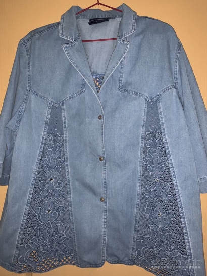 Gražus siuvinėtas džinsinis kostiumėlis.