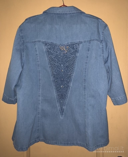 Gražus siuvinėtas džinsinis kostiumėlis.