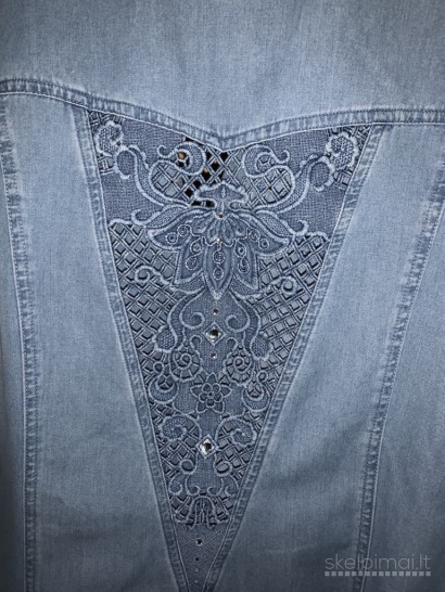 Gražus siuvinėtas džinsinis kostiumėlis.