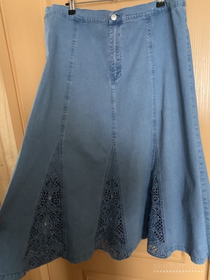 Gražus siuvinėtas džinsinis kostiumėlis.