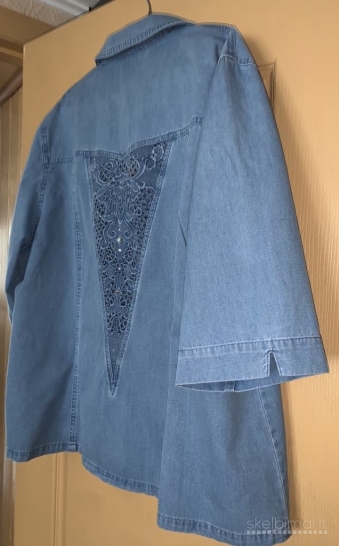 Gražus siuvinėtas džinsinis kostiumėlis.