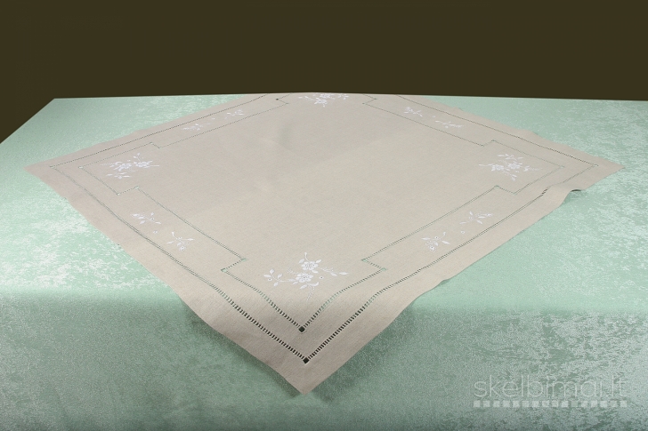 Siuvinėtoja, profesionali tautinio paveldo meistrė, moko siuvinėtojas rankomis 