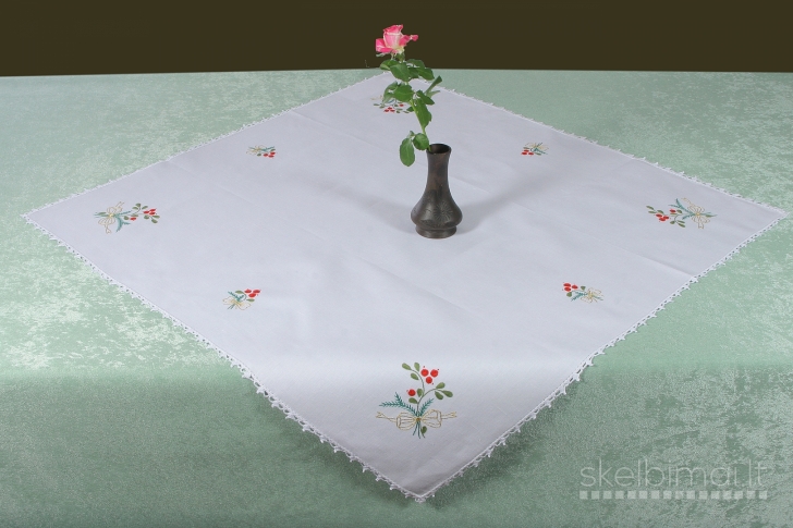 Siuvinėtoja, profesionali tautinio paveldo meistrė, moko siuvinėtojas rankomis