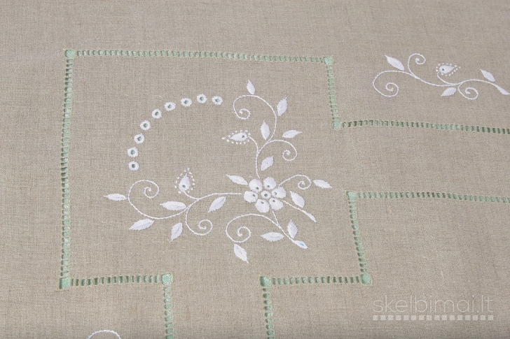 Siuvinėtoja, profesionali tautinio paveldo meistrė, moko siuvinėtojas rankomis